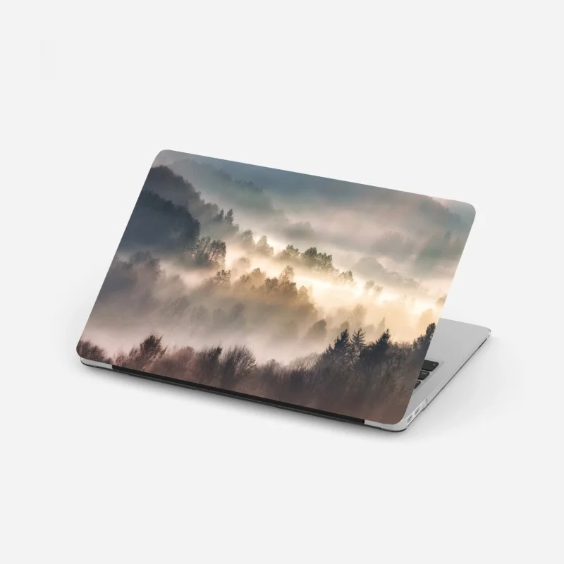 Sticker pour ordinateur portable brume matinale sur la forêt – Wallnifity®