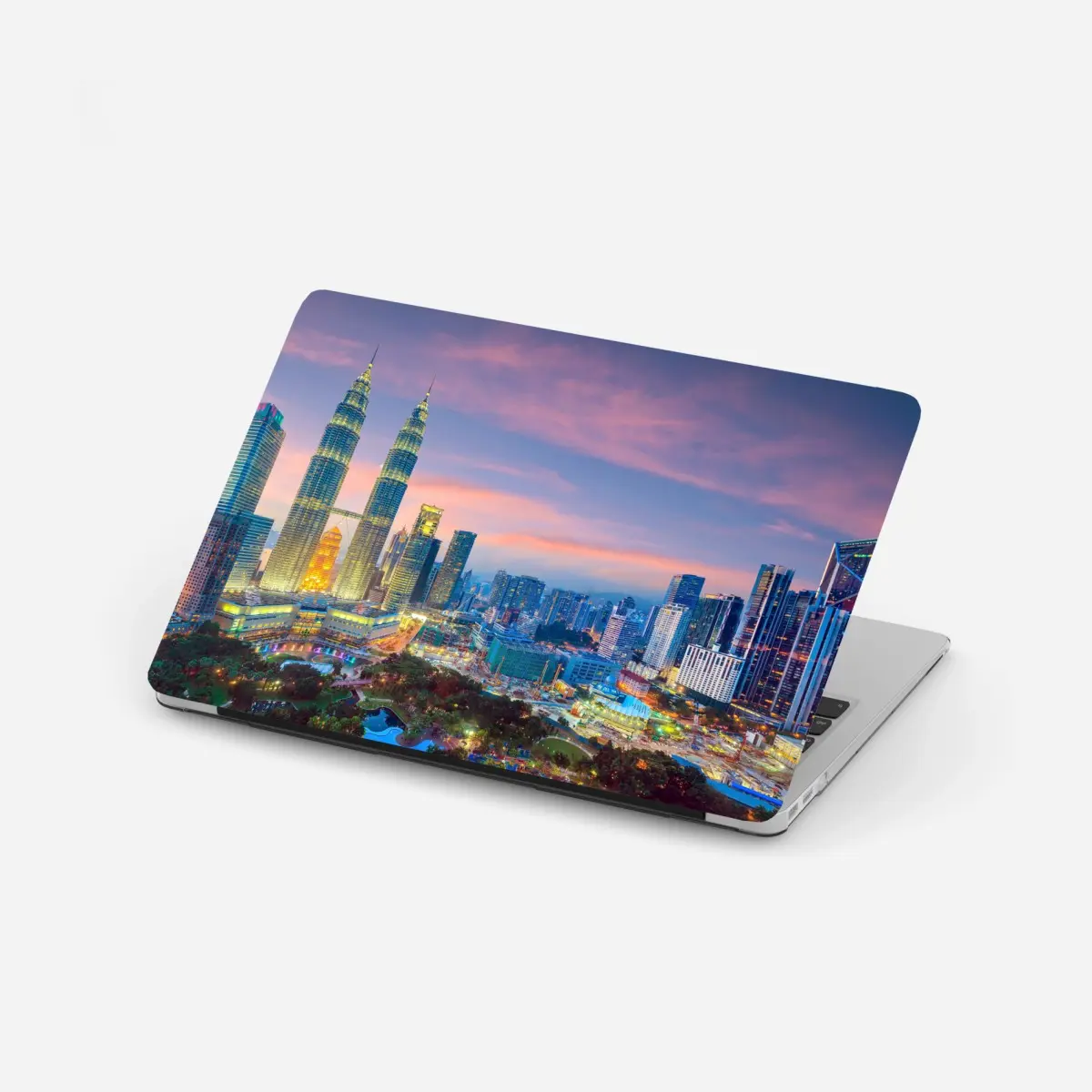 Sticker pour ordinateur portable panorama au crépuscule de Kuala Lumpur et des tours Petronas – Wallnifity®