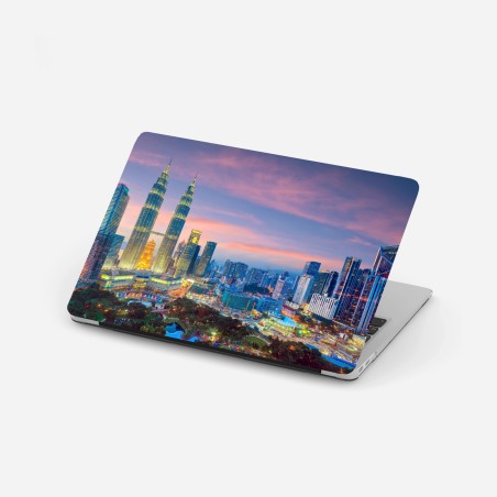Sticker pour ordinateur portable panorama au crépuscule de Kuala Lumpur et des tours Petronas – Wallnifity®