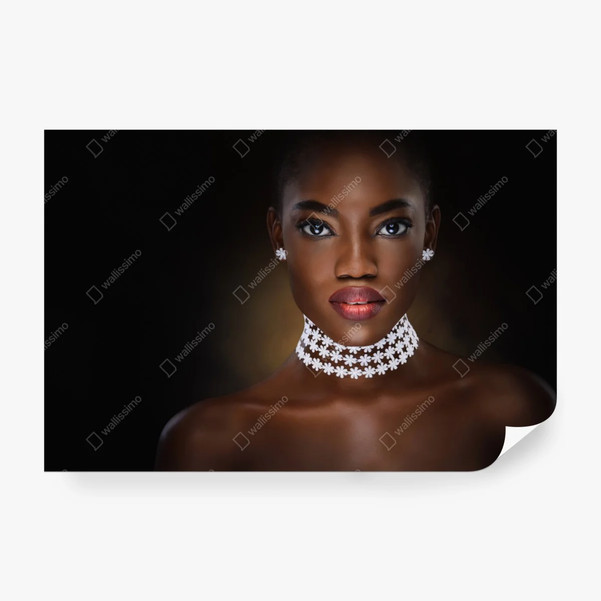 Papier peint portrait élégant au collier floral – Wallnifity® Papier peint portrait élégant au collier floral – Wallnifity®