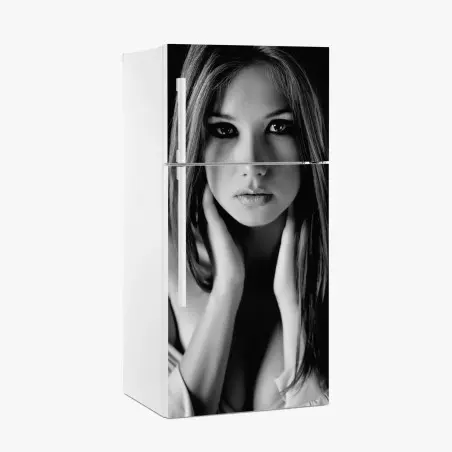 Sticker pour réfrigérateur portrait féminin au regard intense en noir et blanc – Wallnifity®