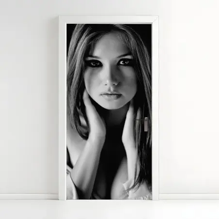 Sticker pour porte portrait féminin au regard intense en noir et blanc – Wallnifity®