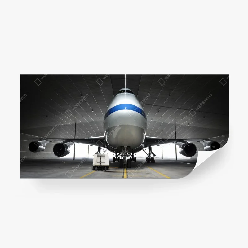 Papier peint face avant d'un gros-porteur dans un hangar – Wallnifity® Papier peint face avant d'un gros-porteur dans un hangar – Wallnifity®