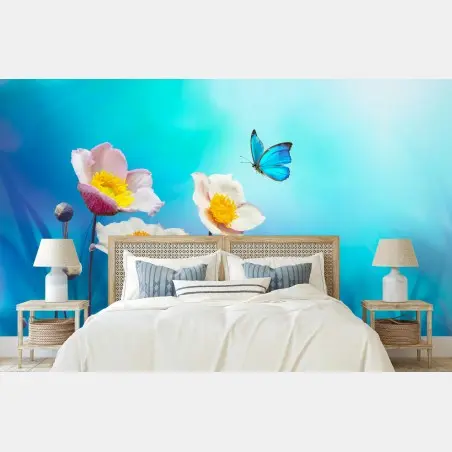 Papier peint élégance printanière — anémones et papillon bleu – Wallnifity®