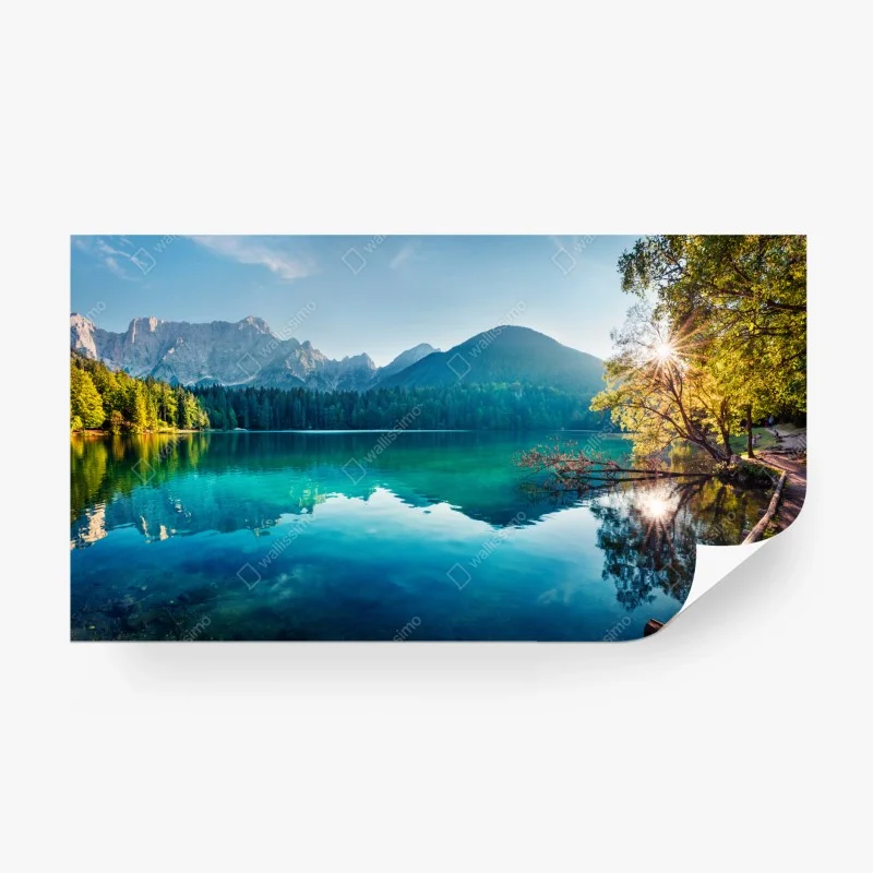 Papier peint vue paisible du lac de Fusine dans les Alpes Juliennes – Wallnifity®