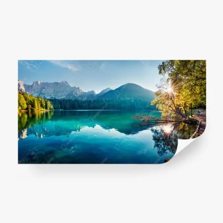 Papier peint vue paisible du lac de Fusine dans les Alpes Juliennes – Wallnifity®
