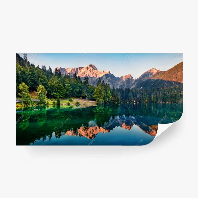 Papier peint reflets sereins du lac de Fusine au pied du Mangart – Wallnifity®