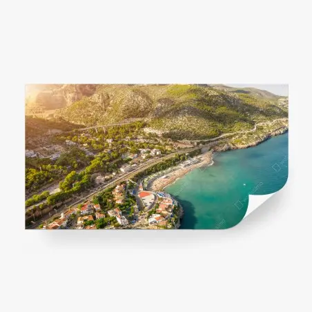 Papier peint village côtier et plage au bord de la mer turquoise – Wallnifity®