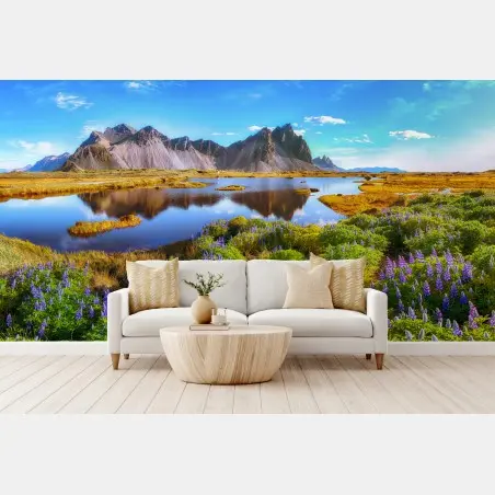 Papier peint prairie de lupins au bord de la lagune de Stokksnes, Vestrahorn – Wallnifity®