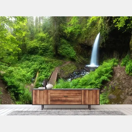 Papier peint cascade dans une forêt verdoyante – Wallnifity®