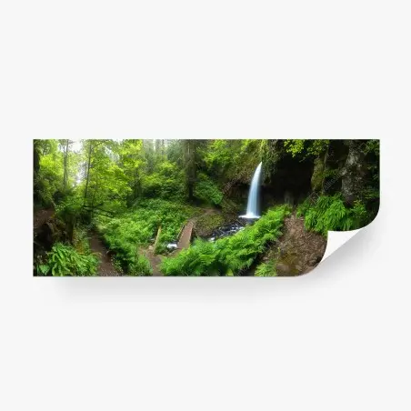 Papier peint cascade dans une forêt verdoyante – Wallnifity®