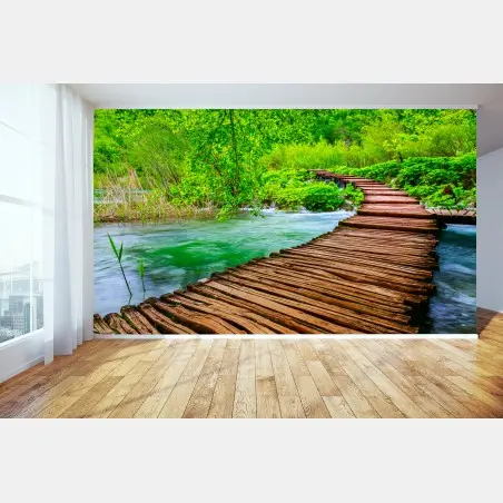 Papier peint passerelle en bois au milieu d'une nature luxuriante – Wallnifity®