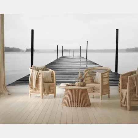 Papier peint ponton brumeux sur lac minimaliste – Wallnifity®