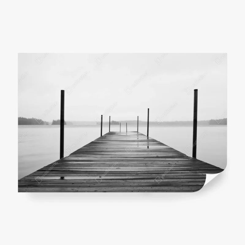 Papier peint ponton brumeux sur lac minimaliste – Wallnifity®