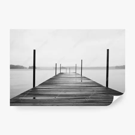 Papier peint ponton brumeux sur lac minimaliste – Wallnifity®