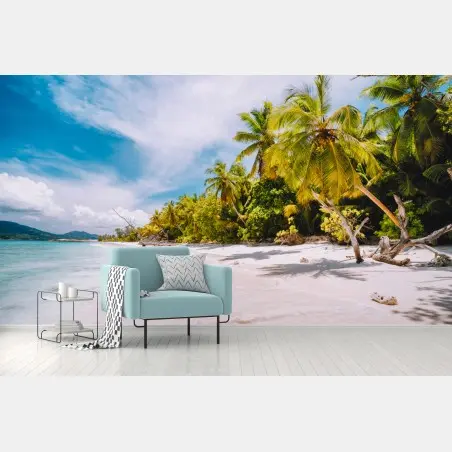 Papier peint plage tropicale ensoleillée bordée de palmiers – Wallnifity®