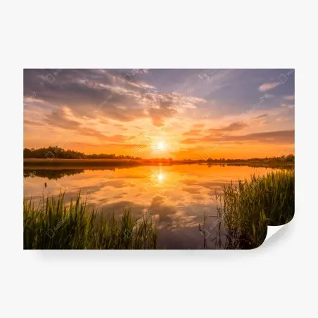 Papier peint coucher de soleil doré au-dessus du lac tranquille – Wallnifity®