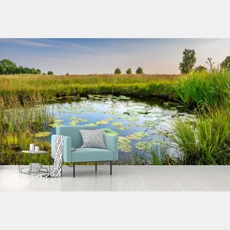 Papier peint étang de nénuphars et prairie sauvage – Wallnifity®