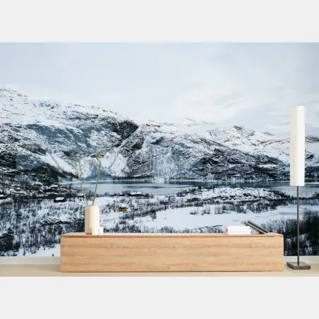 Papier peint calme hivernal au bord du fjord enneigé – Wallnifity®