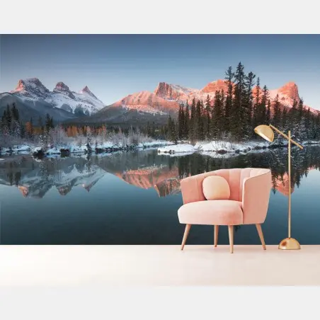 Papier peint aurore sur montagnes enneigées et reflet paisible – Wallnifity®