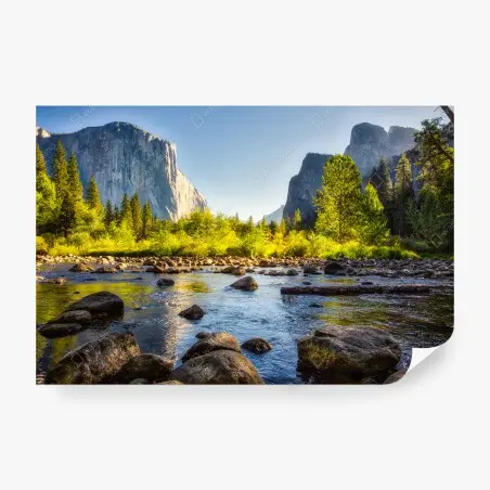 Papier peint vallée montagneuse au bord de l'eau baignée de lumière – Wallnifity®