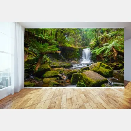 Papier peint cascade tranquille au cœur d'une forêt verdoyante – Wallnifity®