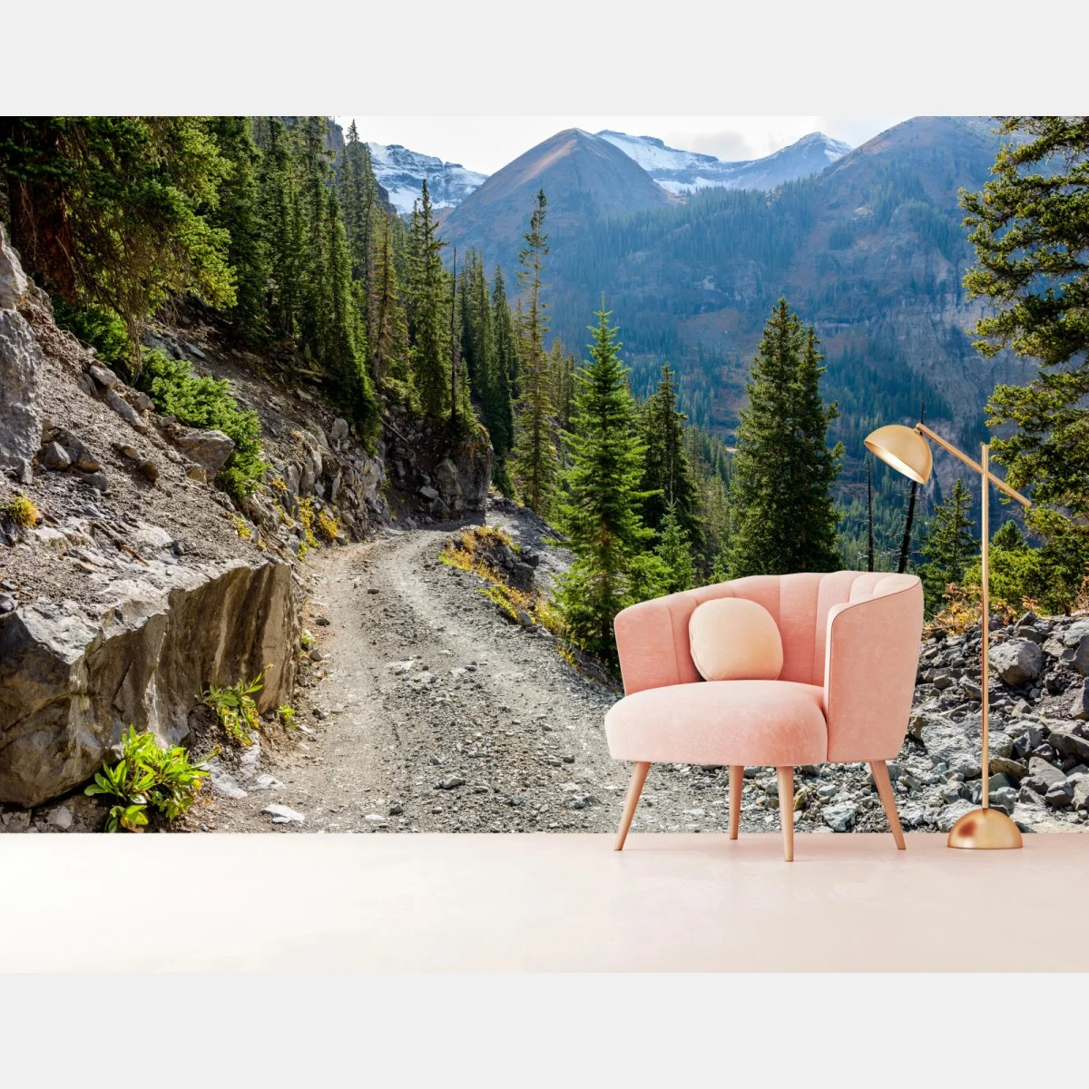Papier peint sentier de montagne alpin entre pins et sommets – Wallnifity® Papier peint sentier de montagne alpin entre pins et sommets – Wallnifity®