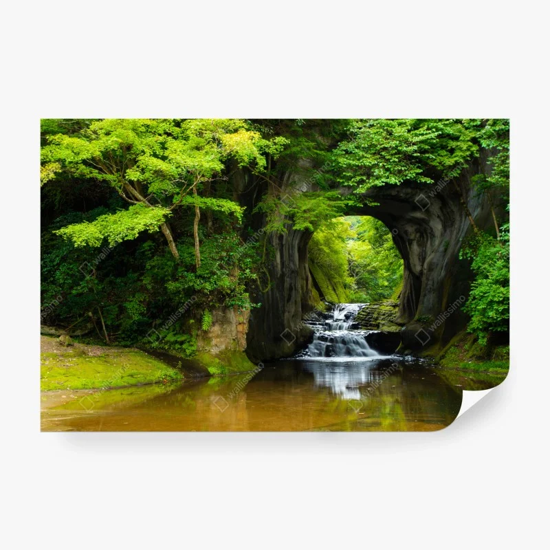 Papier peint cascade sous une arche naturelle en forêt – Wallnifity®