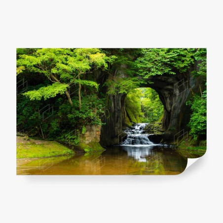 Papier peint cascade sous une arche naturelle en forêt – Wallnifity®