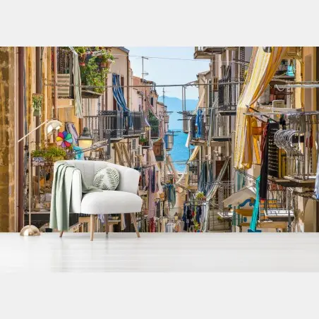 Papier peint ruelle méditerranéenne ensoleillée avec vue sur la mer – Wallnifity®