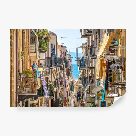 Papier peint ruelle méditerranéenne ensoleillée avec vue sur la mer – Wallnifity®