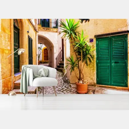 Papier peint ruelle méditerranéenne ensoleillée aux volets verts – Wallnifity®