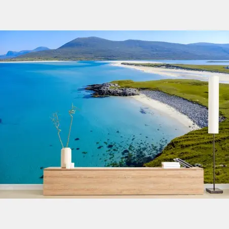 Papier peint plage sauvage aux eaux turquoise et falaises verdoyantes – Wallnifity®
