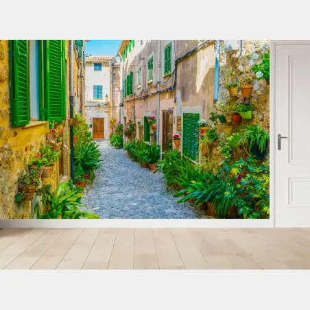 Papier peint ruelle méditerranéenne fleurie aux volets verts – Wallnifity®