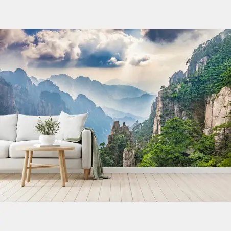 Papier peint panorama de montagnes embrumées et pins – Wallnifity®