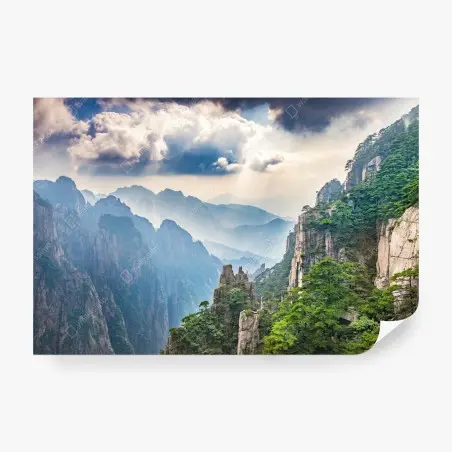 Papier peint panorama de montagnes embrumées et pins – Wallnifity®