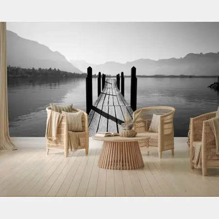 Papier peint ponton sur un lac montagneux en noir et blanc – Wallnifity®
