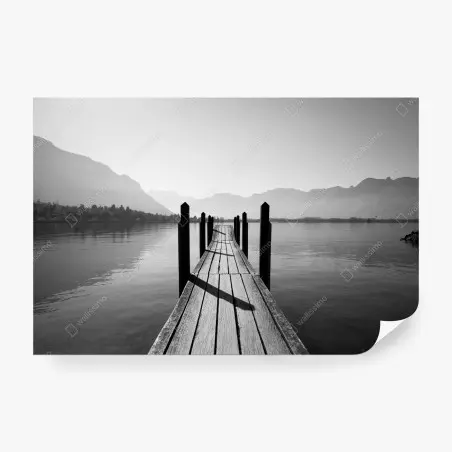 Papier peint ponton sur un lac montagneux en noir et blanc – Wallnifity®