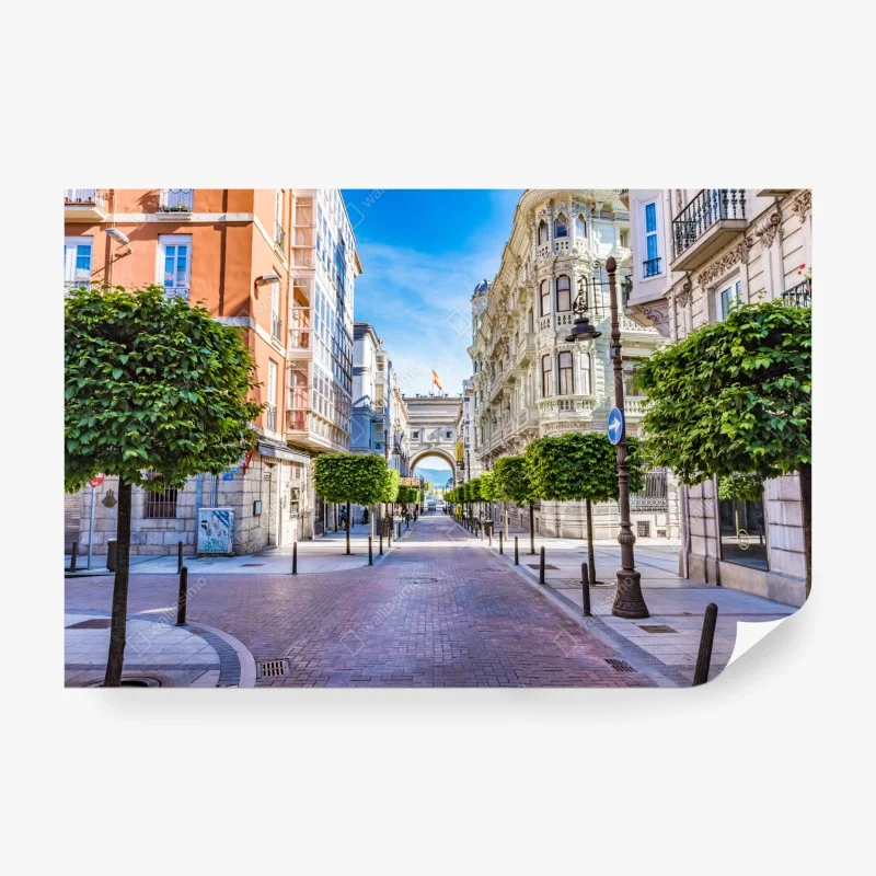Papier peint ruelle ensoleillée à Santander – Wallnifity®