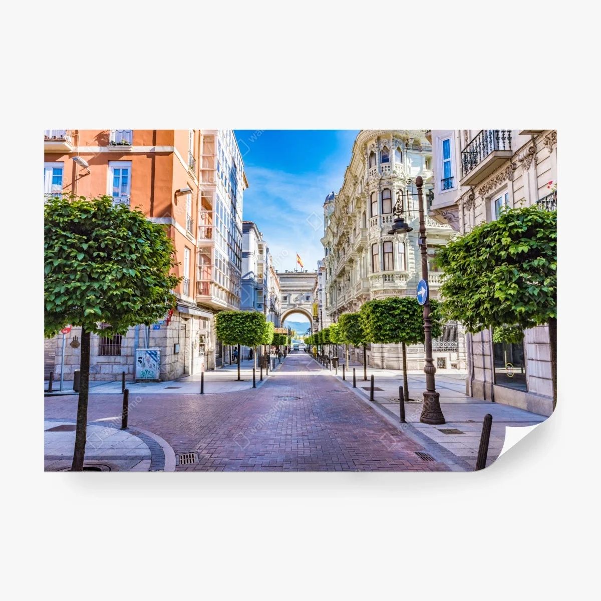 Papier peint ruelle ensoleillée à Santander – Wallnifity®