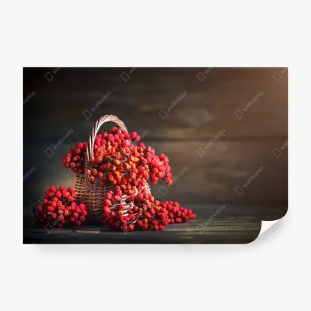 Papier peint panier de baies rouges sur fond rustique – Wallnifity®