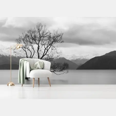 Papier peint arbre solitaire sur lac brumeux – Wallnifity®