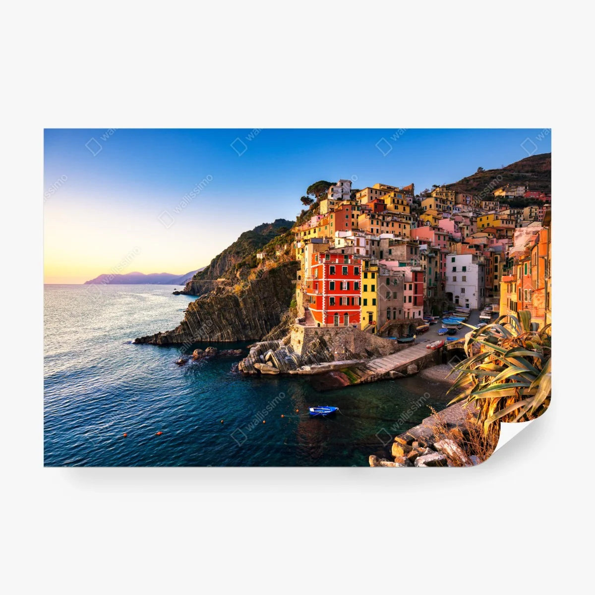 Papier peint Riomaggiore au crépuscule : paysage côtier coloré – Wallnifity® Papier peint Riomaggiore au crépuscule : paysage côtier coloré – Wallnifity®
