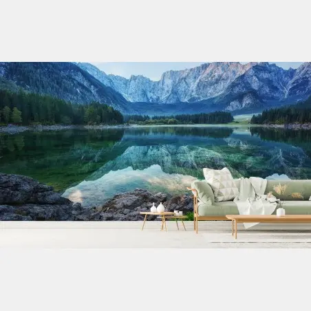 Papier peint aube tranquille au lac Fusine, Alpes Juliennes – Wallnifity®