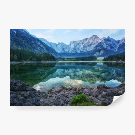 Papier peint aube tranquille au lac Fusine, Alpes Juliennes – Wallnifity®