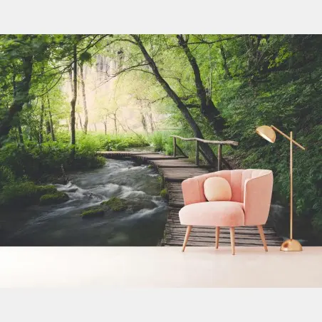 Papier peint passerelle en bois au cœur de la forêt – Wallnifity®