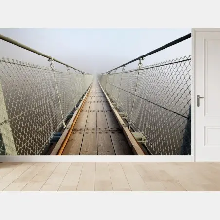 Papier peint promenade dans la brume : pont suspendu en perspective – Wallnifity®