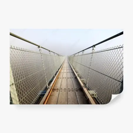Papier peint promenade dans la brume : pont suspendu en perspective – Wallnifity®
