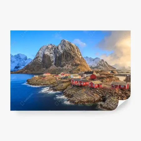 Papier peint village côtier sous les montagnes enneigées – Wallnifity®
