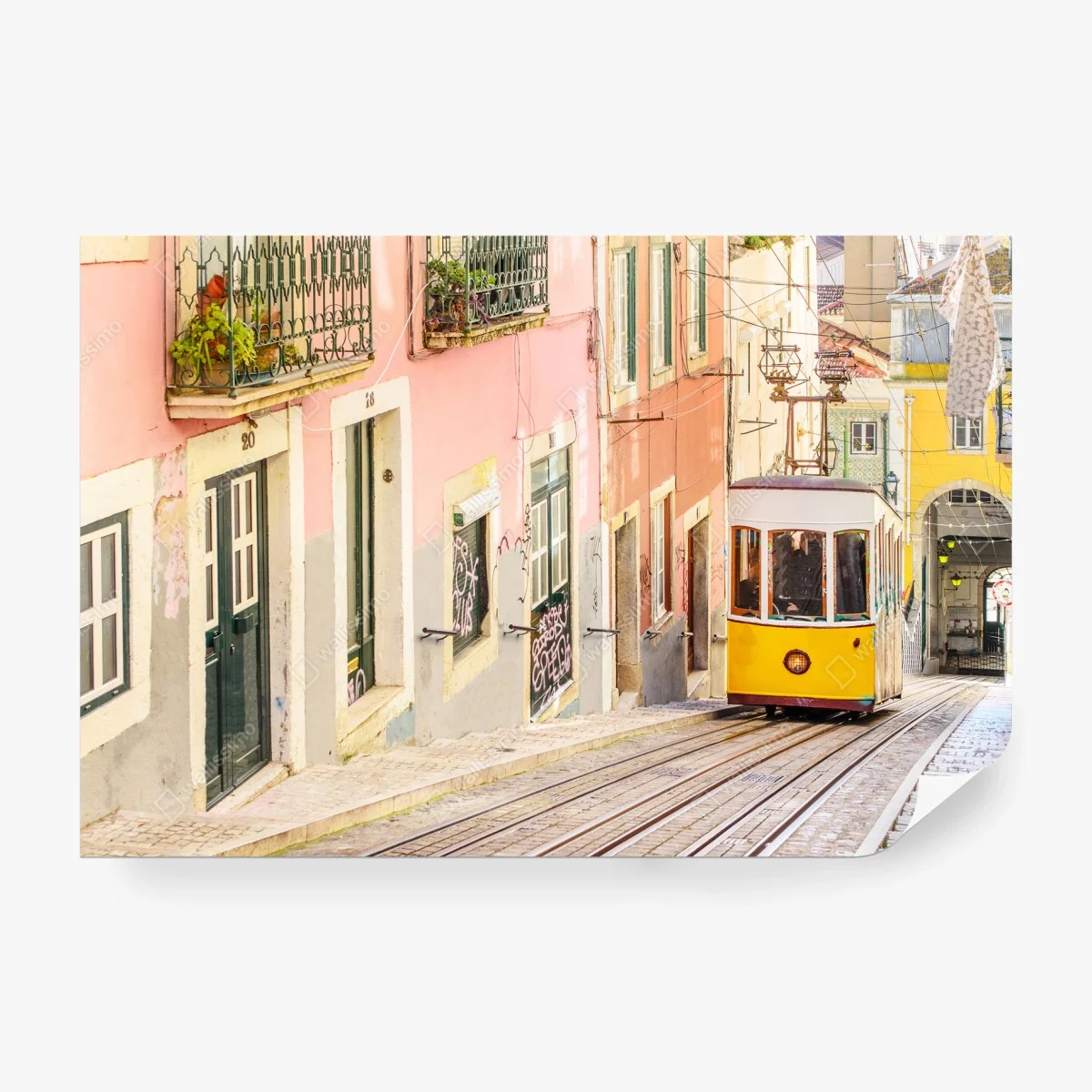 Papier peint tramway jaune dans les ruelles colorées de Lisbonne – Wallnifity® Papier peint tramway jaune dans les ruelles colorées de Lisbonne – Wallnifity®